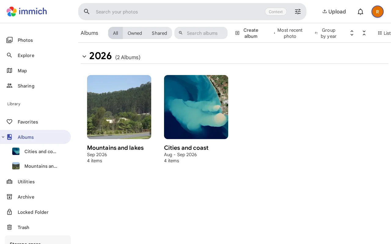 Album list with covers, capture period, and photo counts in light theme